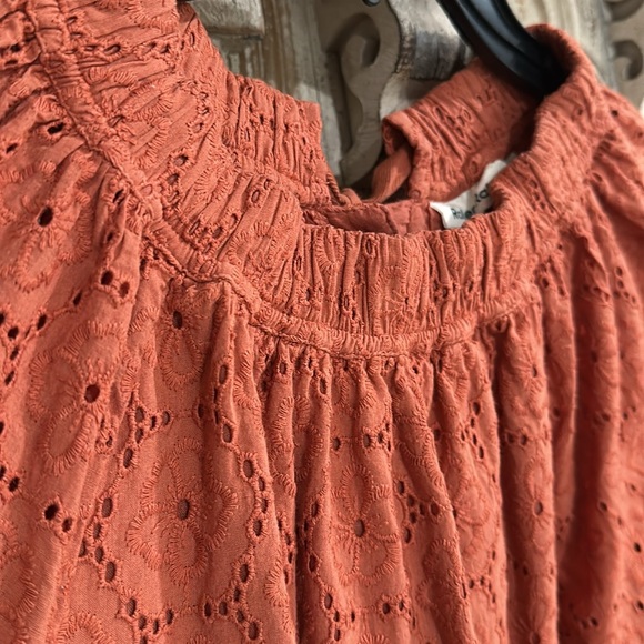 Roller Rabbit Eyelet Blouse w/ Bow detail in back - Picture 9 of 12